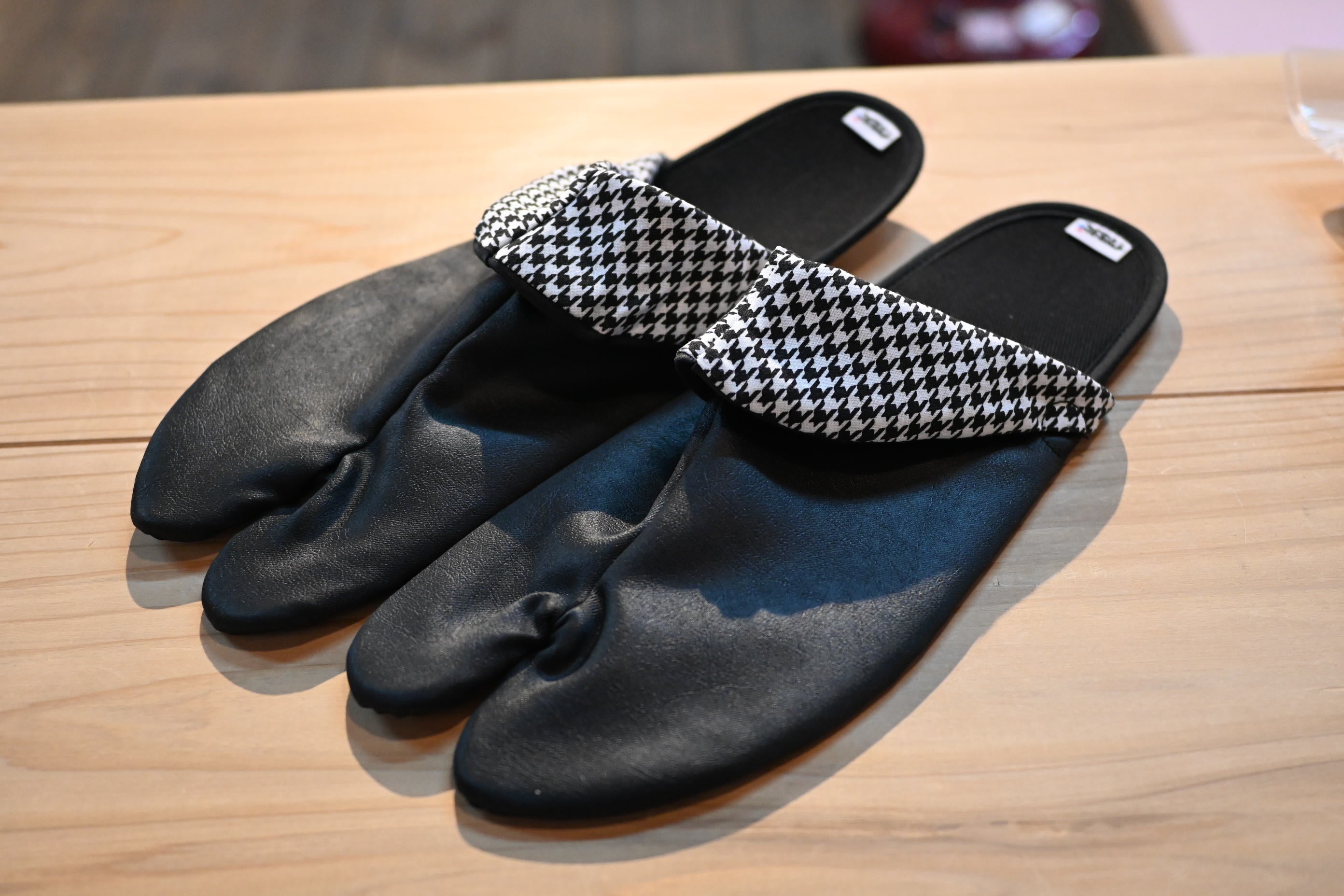 タビスリッパ「楽-RAKU-」ブラック×千鳥 – ISAMI